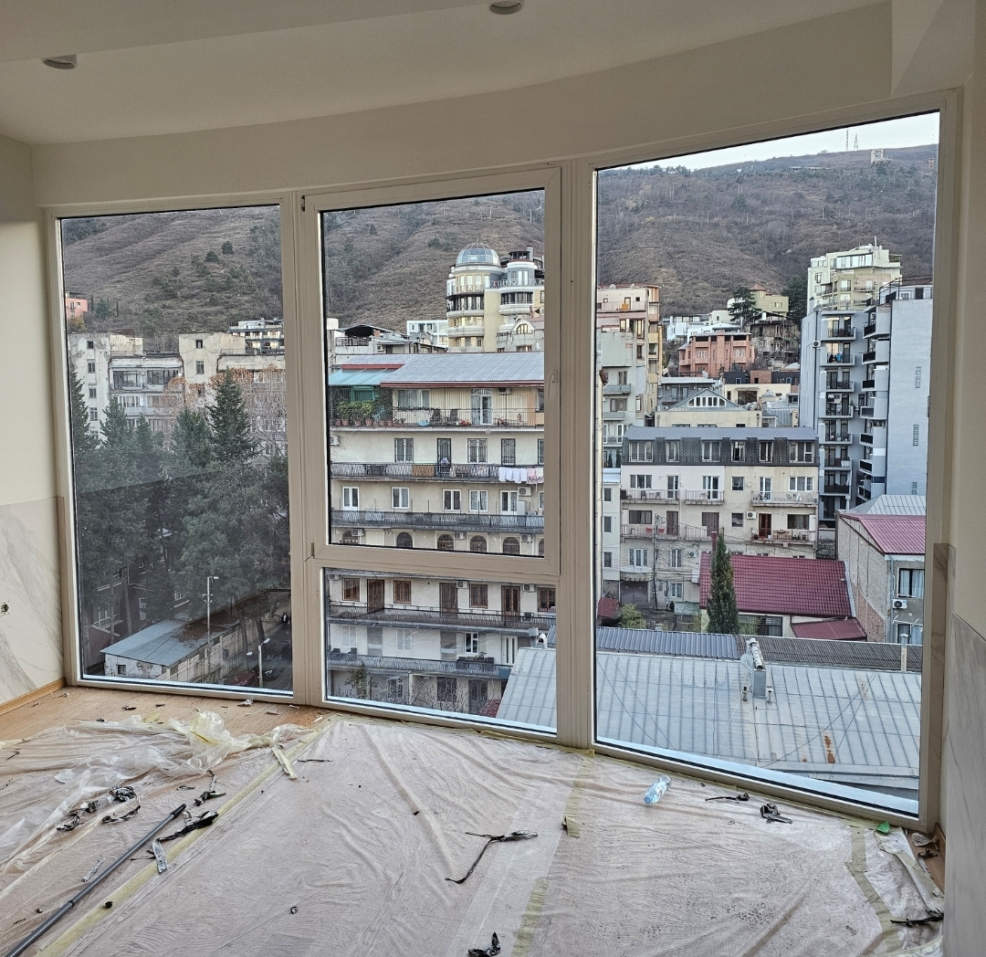 ვიტრაჟი — ხედი ქალაქზე — After